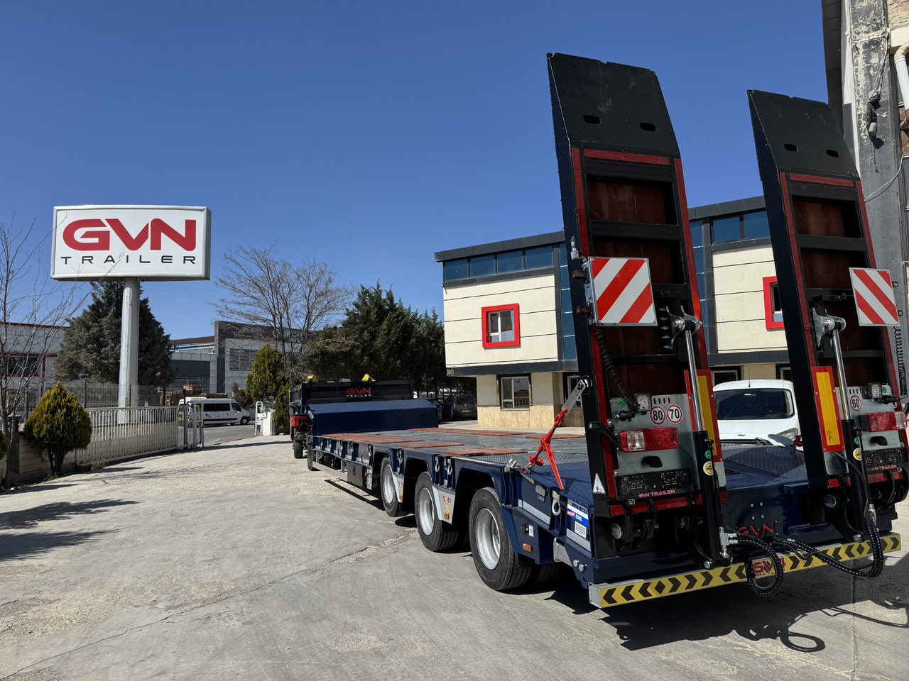 GVN Trailer 4 AXLE LOWBED - عربة مسطحة منخفضة نصف مقطورة: صور 1 GVN Trailer 4 AXLE LOWBED - عربة مسطحة منخفضة نصف مقطورة: صور 1
