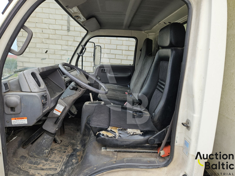 Nissan U714 - بصندوق مغلق شاحنة: صور 5 Nissan U714 - بصندوق مغلق شاحنة: صور 5