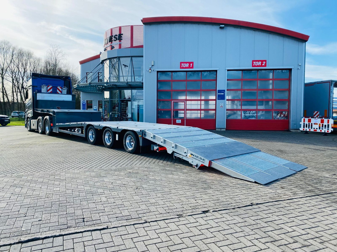 Gabelstapler/Arbeitsbühnentransporter Klapprampe - عربة مسطحة منخفضة نصف مقطورة: صور 5 Gabelstapler/Arbeitsbühnentransporter Klapprampe - عربة مسطحة منخفضة نصف مقطورة: صور 5