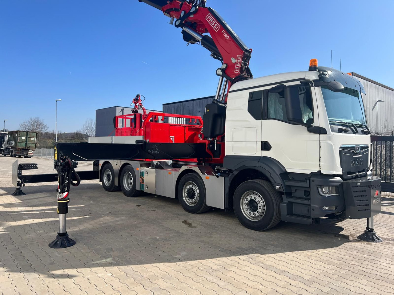 MAN 8x4 mit F1150RA.2.28 L616 Winde, 2.per. Korb - شاحنات مسطحة, شاحنة كرين: صور 1 MAN 8x4 mit F1150RA.2.28 L616 Winde, 2.per. Korb - شاحنات مسطحة, شاحنة كرين: صور 1