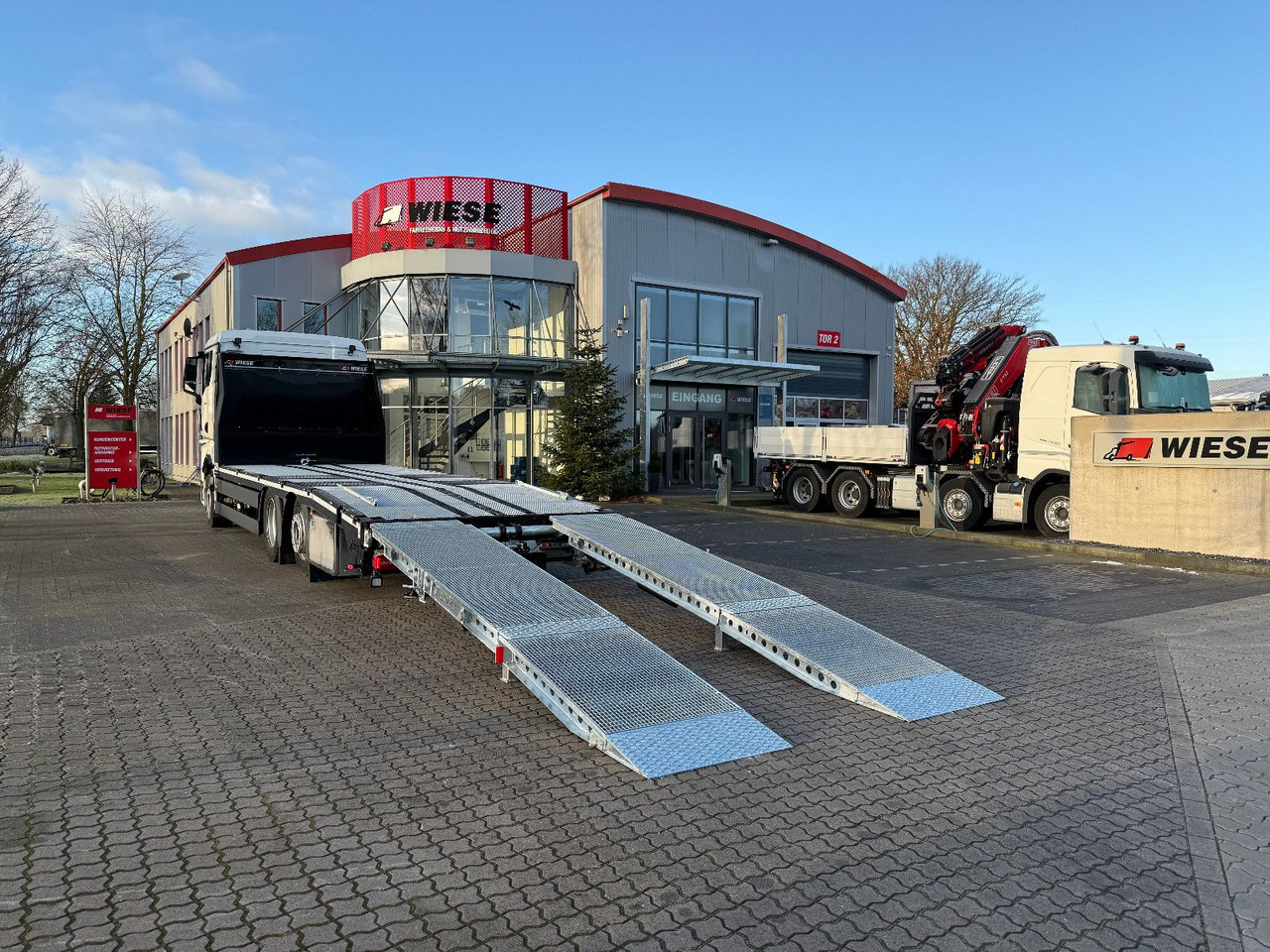 MAN Baumaschinen-  Arbeitsbühnentransporter Rampen - شاحنة نقل سيارات شاحنة: صور 1 MAN Baumaschinen-  Arbeitsbühnentransporter Rampen - شاحنة نقل سيارات شاحنة: صور 1