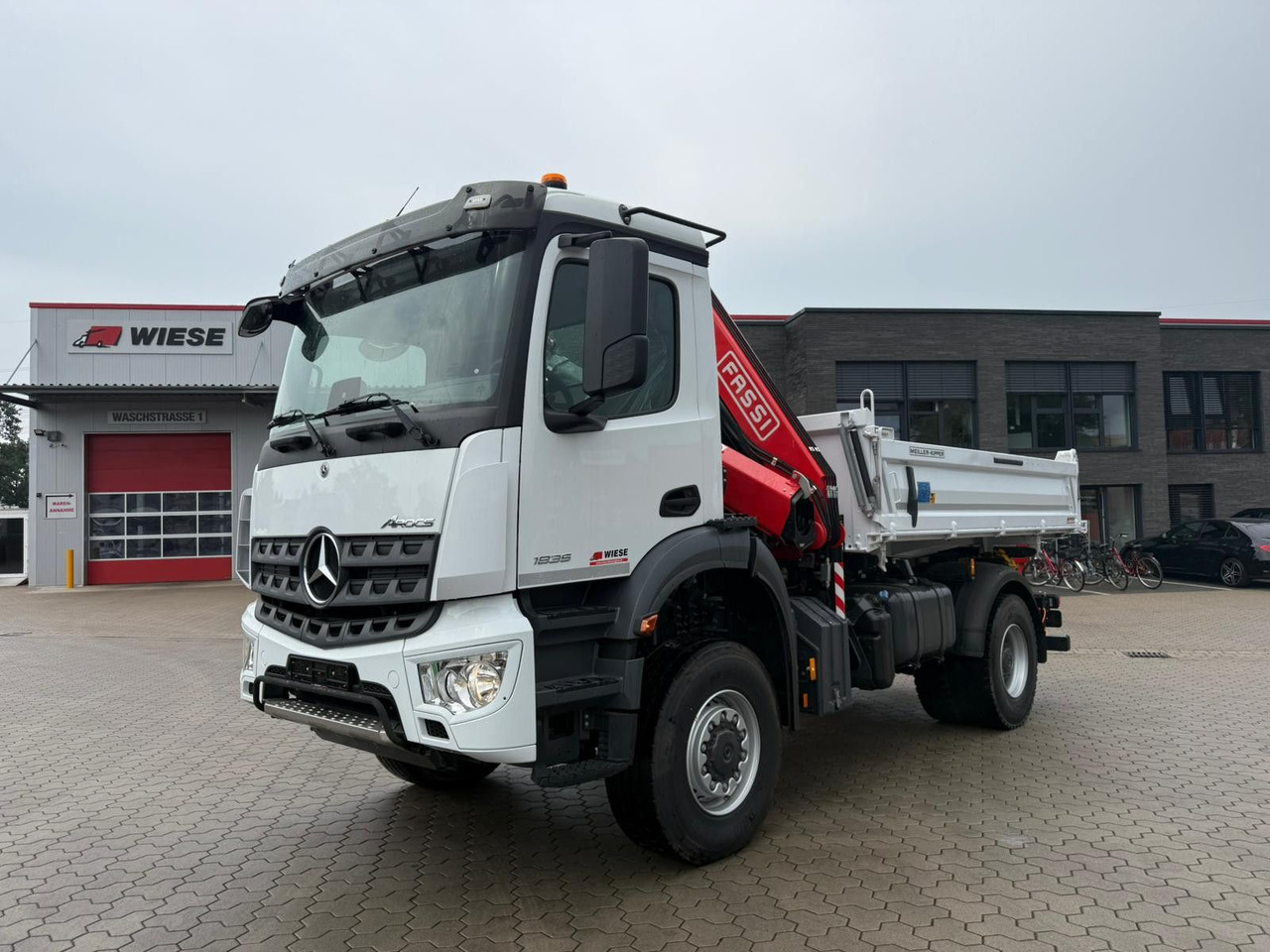 Mercedes-Benz Arocs 1835 4x4 Allrad Fassi F135 Kran Kipper - قلابات, شاحنة كرين: صور 1 Mercedes-Benz Arocs 1835 4x4 Allrad Fassi F135 Kran Kipper - قلابات, شاحنة كرين: صور 1