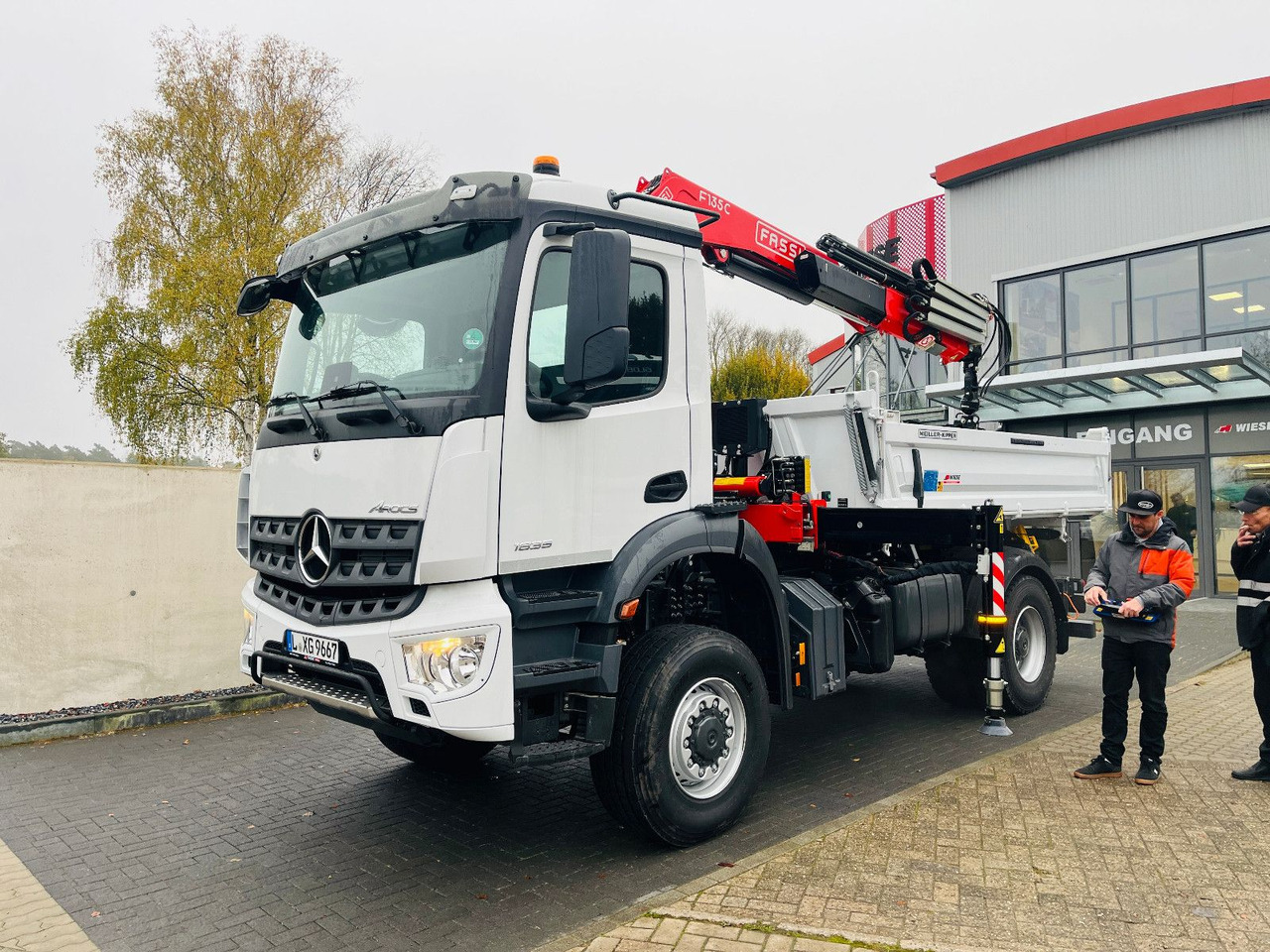 Mercedes-Benz Arocs 1835 4x4 Meiller Fassi F135 Kran Kipper - قلابات, شاحنة كرين: صور 2 Mercedes-Benz Arocs 1835 4x4 Meiller Fassi F135 Kran Kipper - قلابات, شاحنة كرين: صور 2