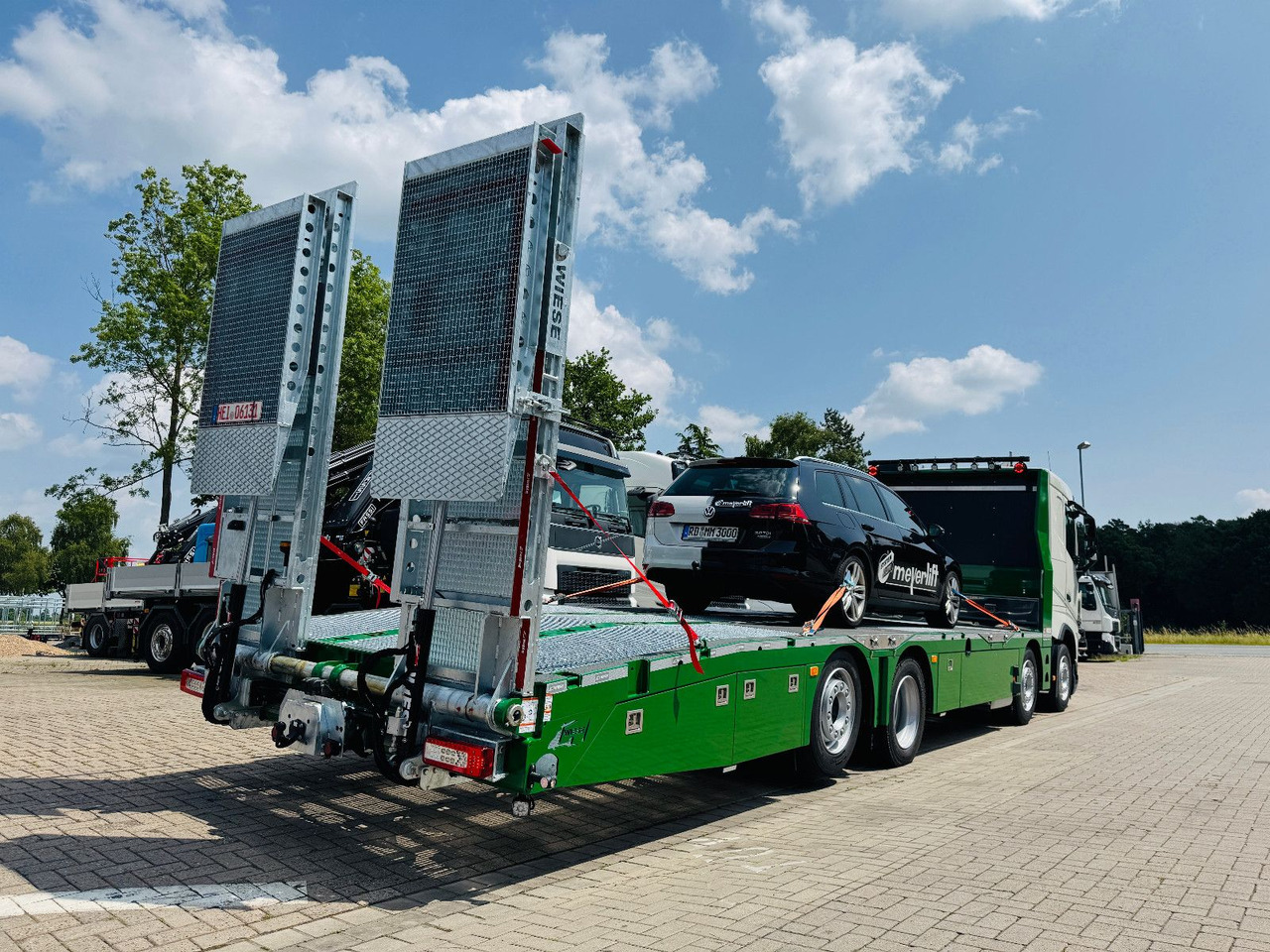 Volvo Arbeitsbühnen Baumaschinentransporter mit Rampen - شاحنات مسطحة: صور 4 Volvo Arbeitsbühnen Baumaschinentransporter mit Rampen - شاحنات مسطحة: صور 4