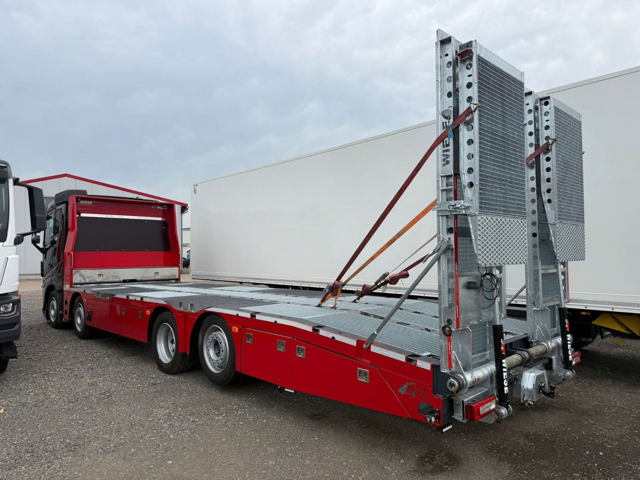 Volvo Arbeitsbühnen Baumaschinentransporter mit Rampen - سيارة السحب للتصليح: صور 3 Volvo Arbeitsbühnen Baumaschinentransporter mit Rampen - سيارة السحب للتصليح: صور 3