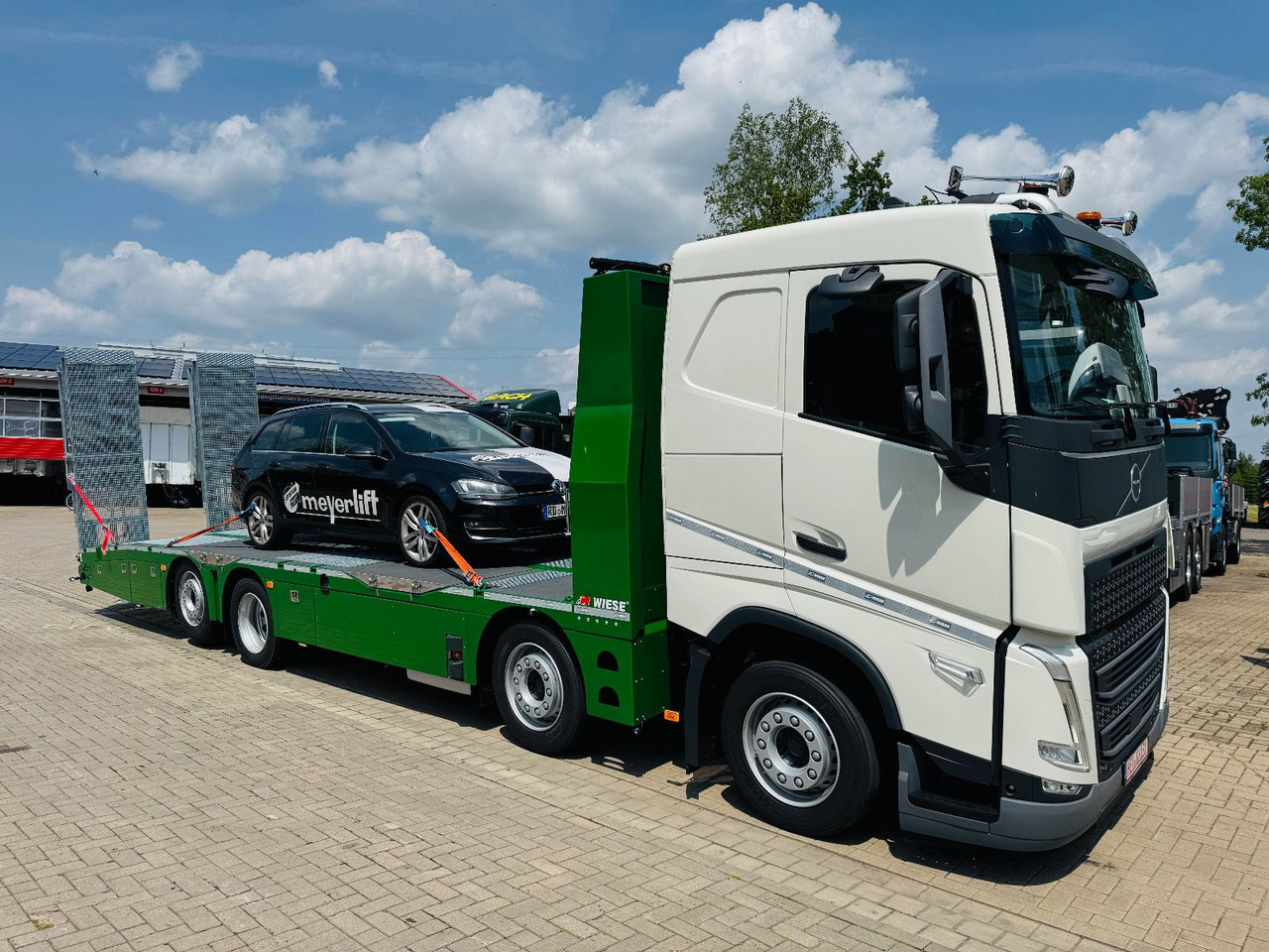 Volvo Arbeitsbühnen Baumaschinentransporter mit Rampen - شاحنات مسطحة: صور 1 Volvo Arbeitsbühnen Baumaschinentransporter mit Rampen - شاحنات مسطحة: صور 1
