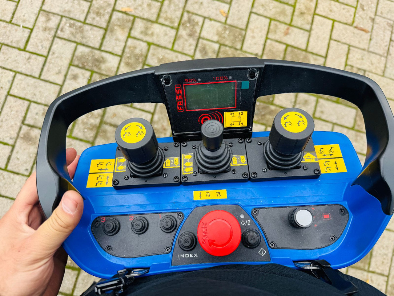 Volvo FH 500 8x4 Kran F820 RA2.27 Jib & Winde Sofort - شاحنة جرار: صور 4 Volvo FH 500 8x4 Kran F820 RA2.27 Jib & Winde Sofort - شاحنة جرار: صور 4