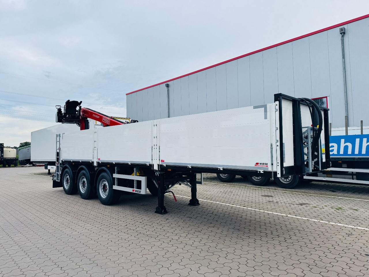 Wiese Baustoffauflieger - Heckkran Kran Fassi - نصف مقطورة مسطحة: صور 3 Wiese Baustoffauflieger - Heckkran Kran Fassi - نصف مقطورة مسطحة: صور 3