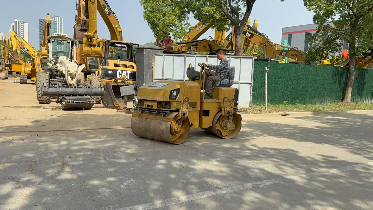 CATERPILLAR CB24B - مدحلة: صور 1 CATERPILLAR CB24B - مدحلة: صور 1