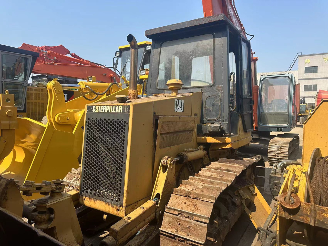 CATERPILLAR D4C - بلدوزر: صور 2 CATERPILLAR D4C - بلدوزر: صور 2
