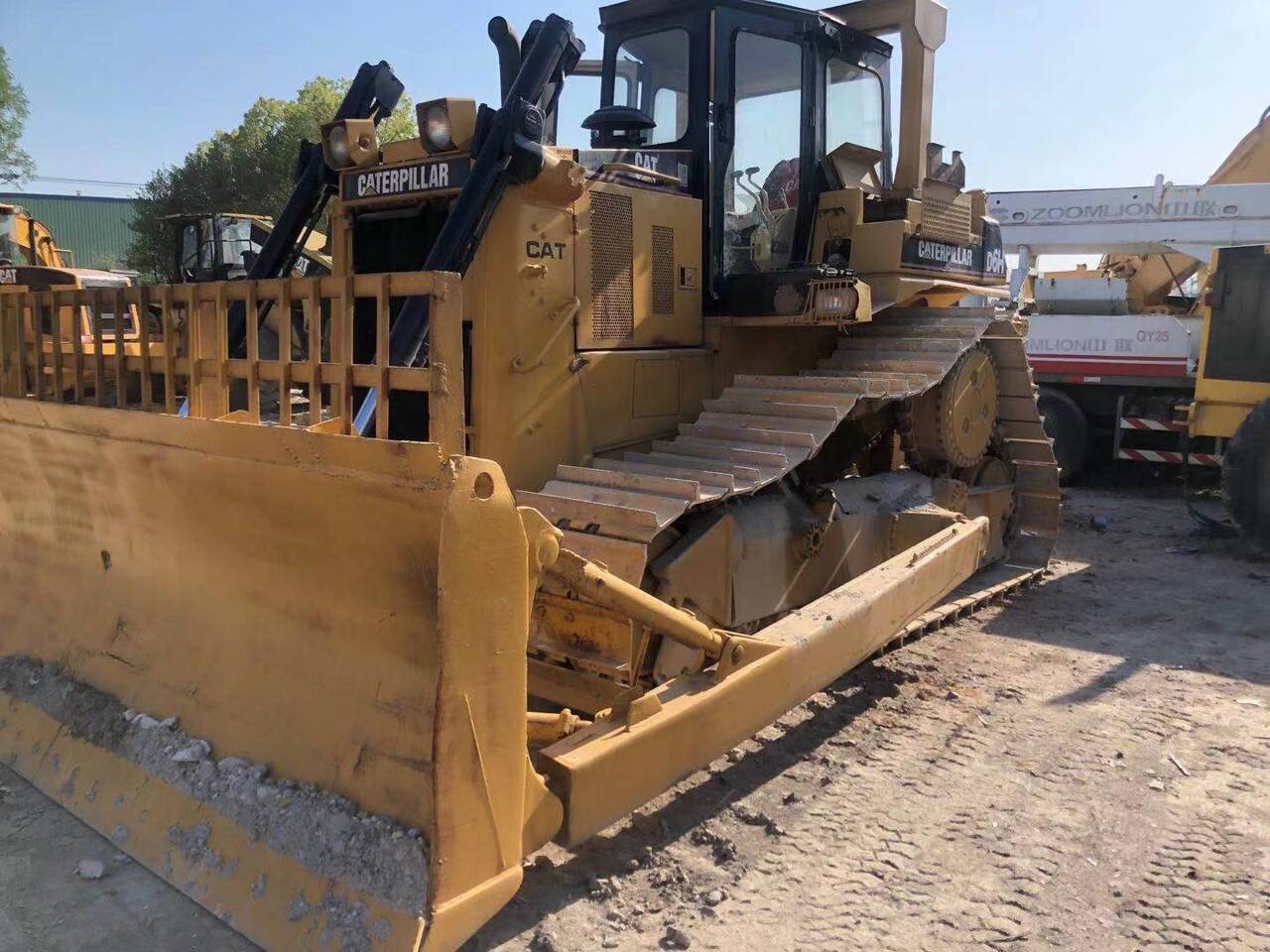 CATERPILLAR D6H - بلدوزر: صور 1 CATERPILLAR D6H - بلدوزر: صور 1