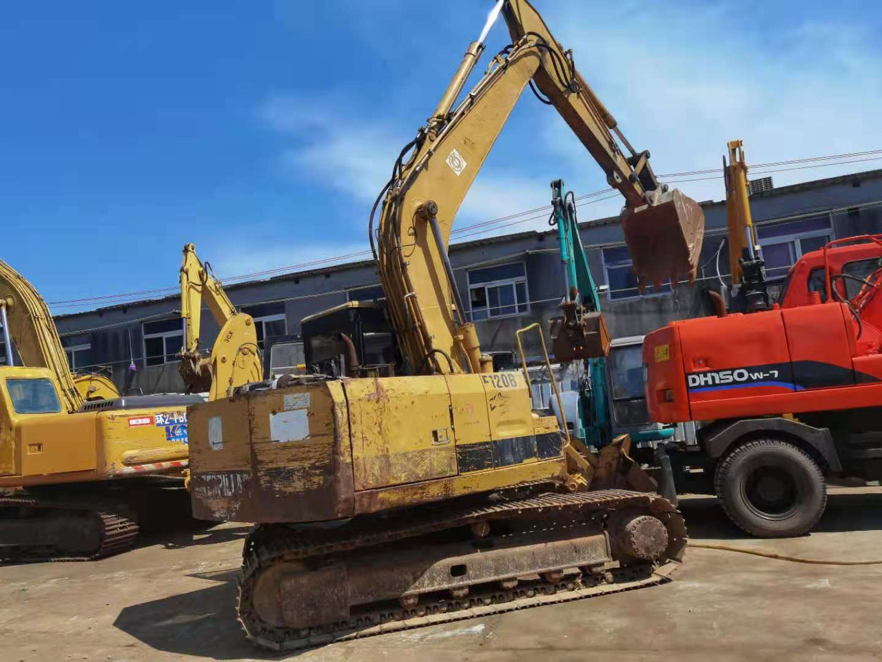 CATERPILLAR E120B - حفارة: صور 1 CATERPILLAR E120B - حفارة: صور 1