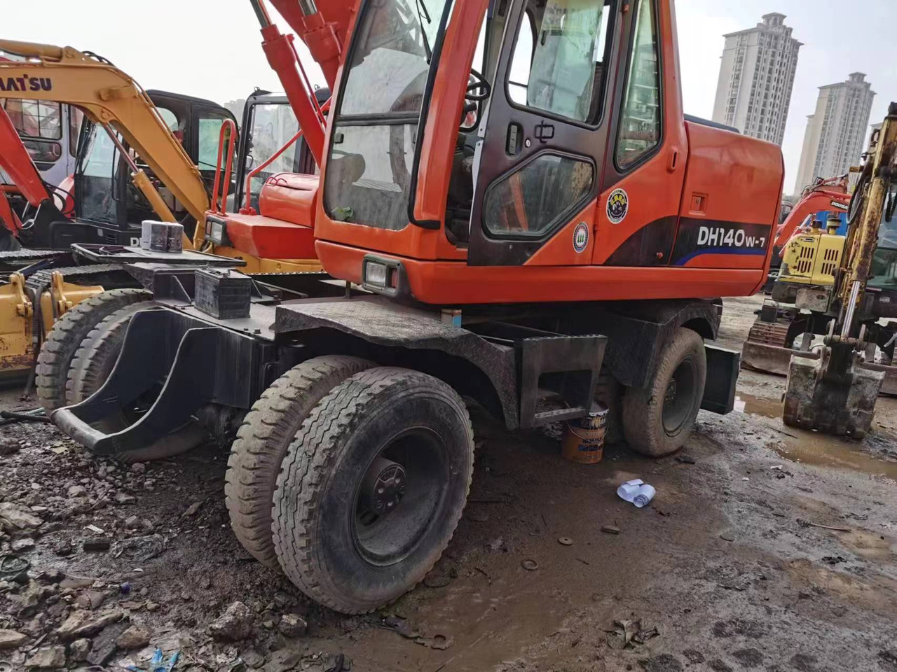 DOOSAN DH140W-7 - حفارة على عجلات: صور 4 DOOSAN DH140W-7 - حفارة على عجلات: صور 4