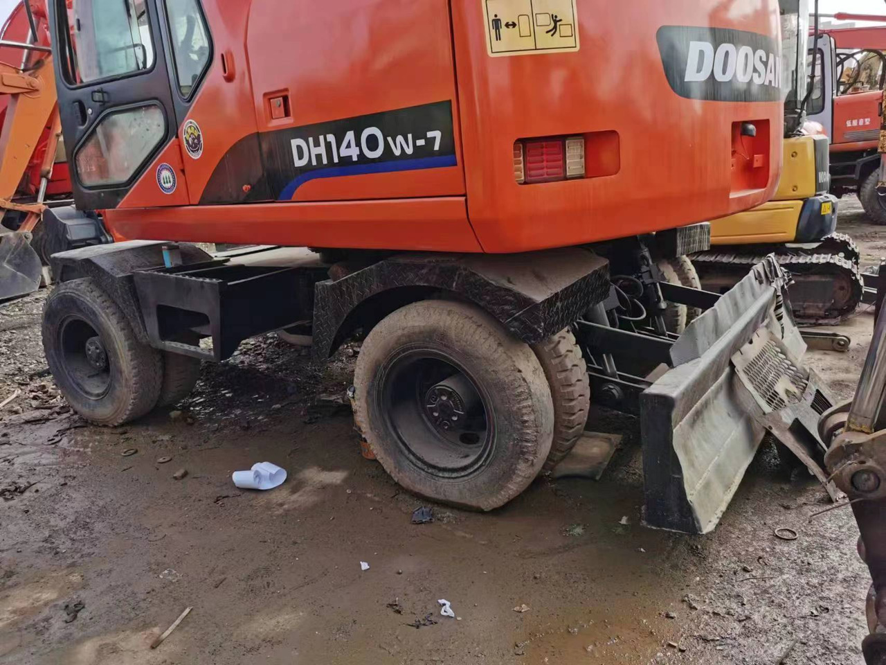 DOOSAN DH140W-7 - حفارة على عجلات: صور 5 DOOSAN DH140W-7 - حفارة على عجلات: صور 5