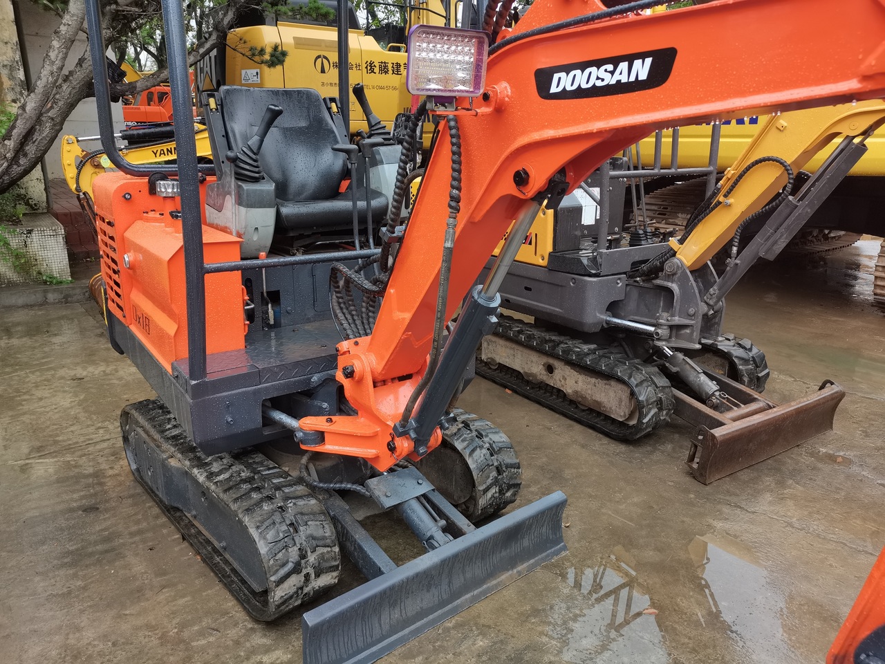 DOOSAN DX18 - حفارة مصغرة: صور 4 DOOSAN DX18 - حفارة مصغرة: صور 4