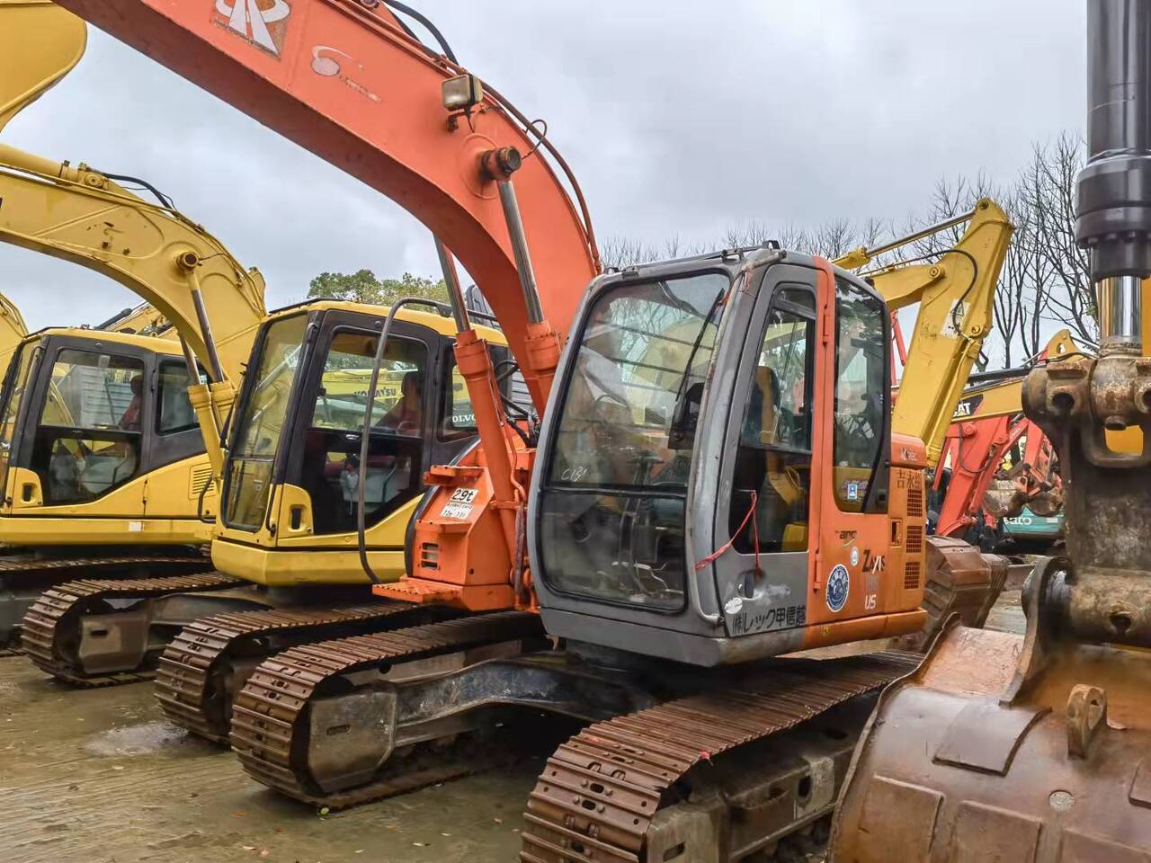 HITACHI ZX135US - حفارات زحافة: صور 2 HITACHI ZX135US - حفارات زحافة: صور 2