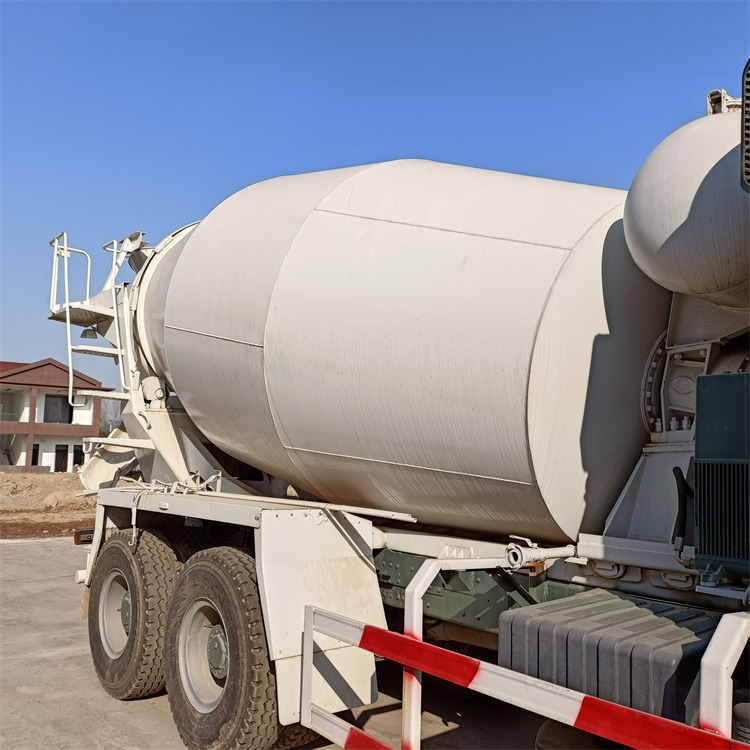 HOWO HOWO-white mixer pump truck - خلاطة مع مضخة: صور 3 HOWO HOWO-white mixer pump truck - خلاطة مع مضخة: صور 3