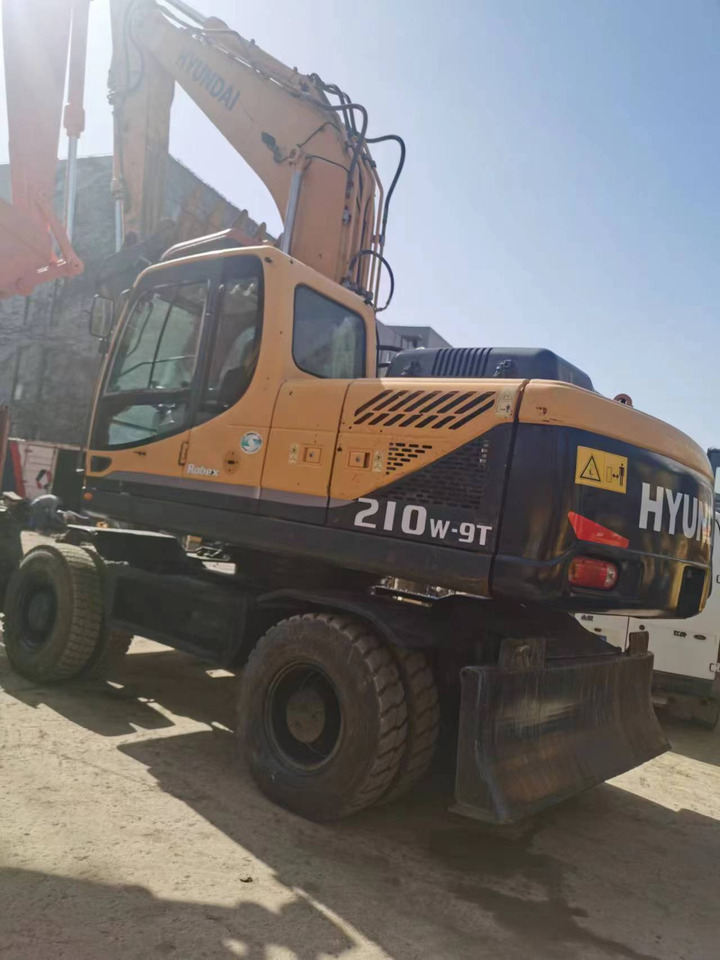 HYUNDAI 210W-9 - حفارة على عجلات: صور 4 HYUNDAI 210W-9 - حفارة على عجلات: صور 4