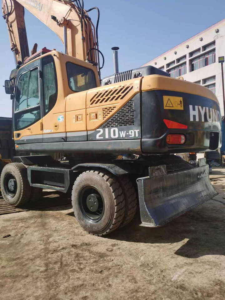 HYUNDAI 210W-9 - حفارة على عجلات: صور 3 HYUNDAI 210W-9 - حفارة على عجلات: صور 3