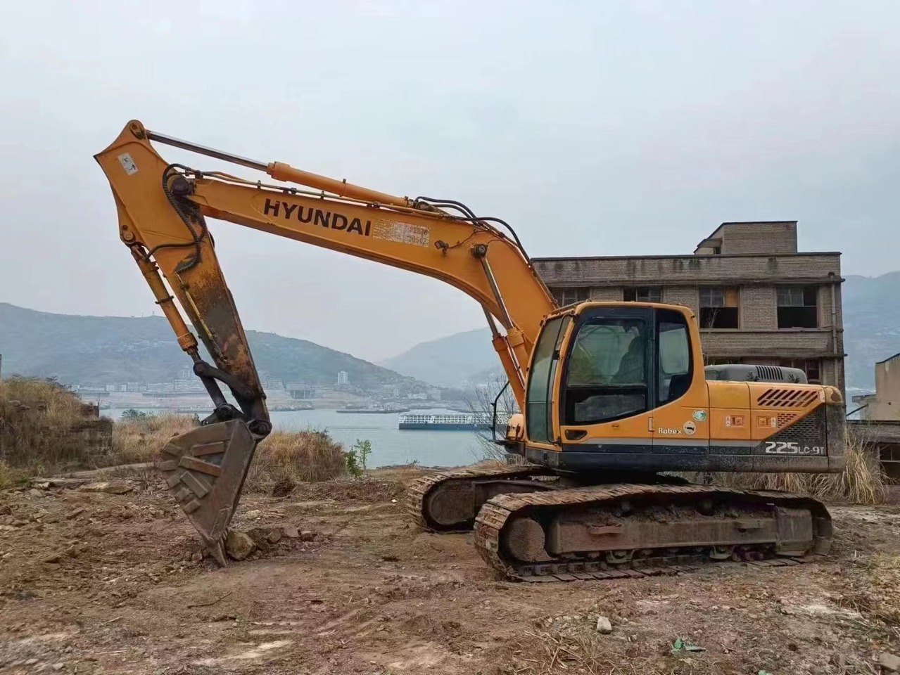 HYUNDAI 225LC-9T - حفارات زحافة: صور 1 HYUNDAI 225LC-9T - حفارات زحافة: صور 1