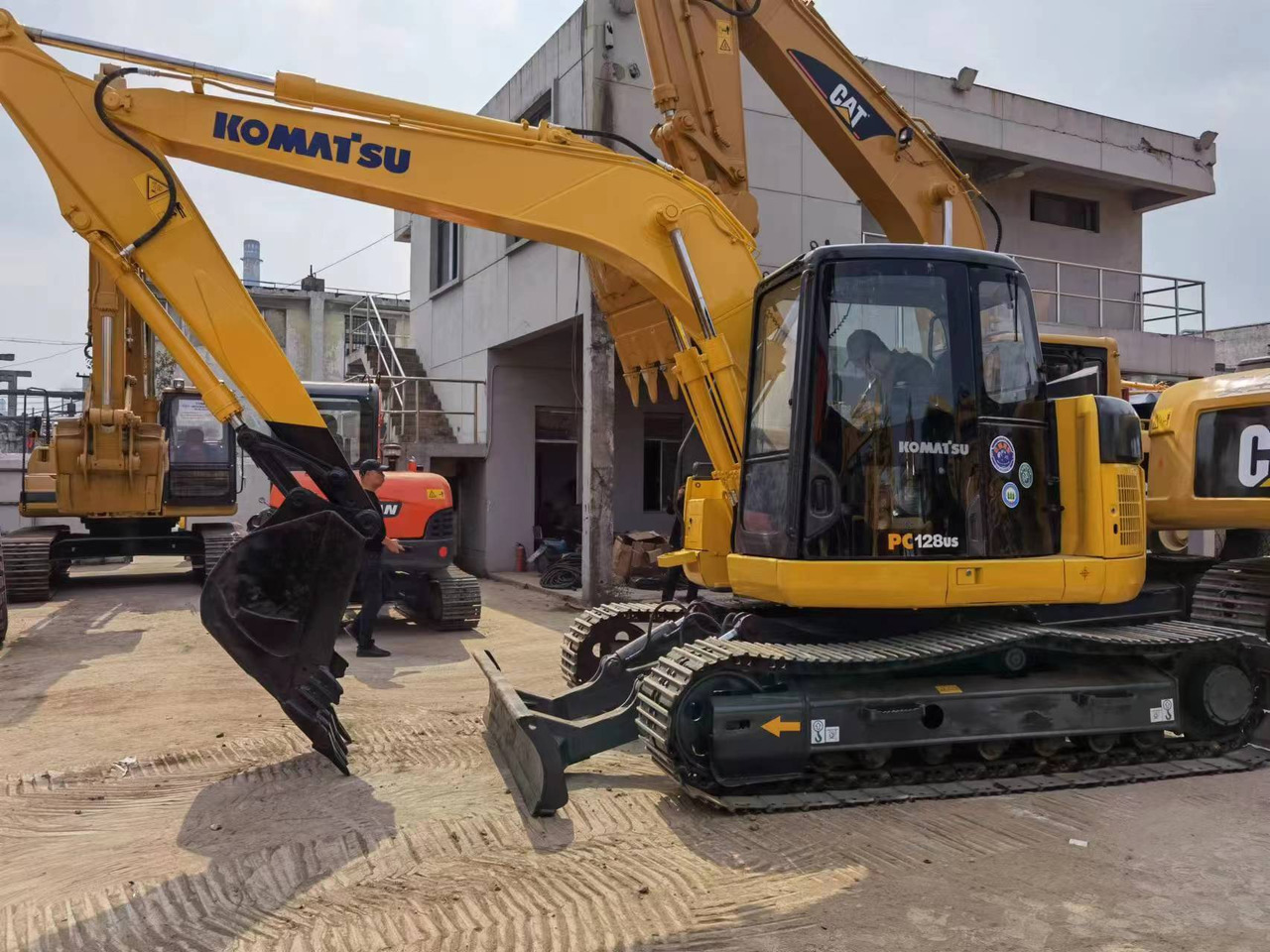 KOMATSU PC128 - حفارات زحافة: صور 2 KOMATSU PC128 - حفارات زحافة: صور 2