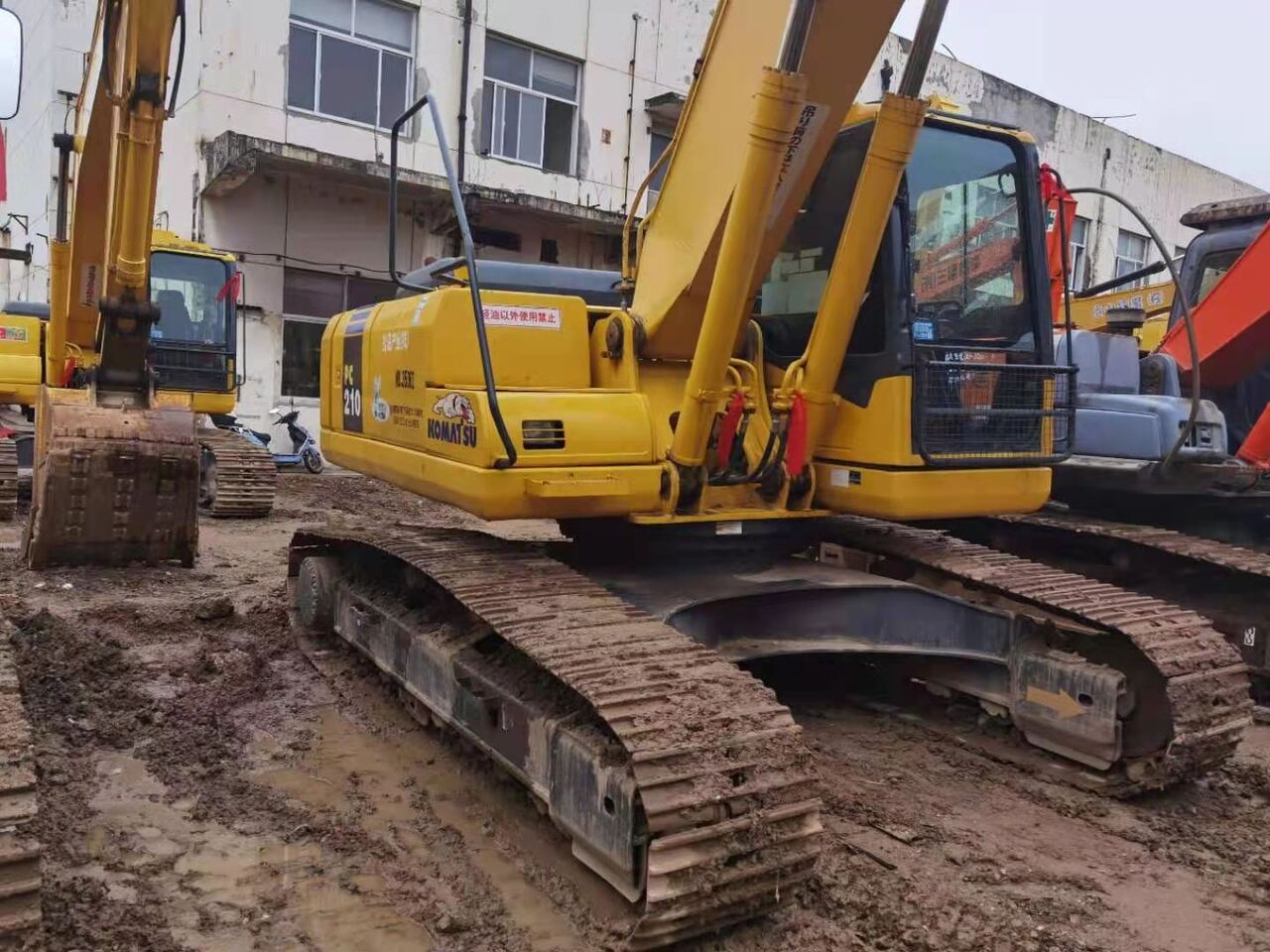 KOMATSU PC210-7 -excavator - حفارات زحافة: صور 4 KOMATSU PC210-7 -excavator - حفارات زحافة: صور 4
