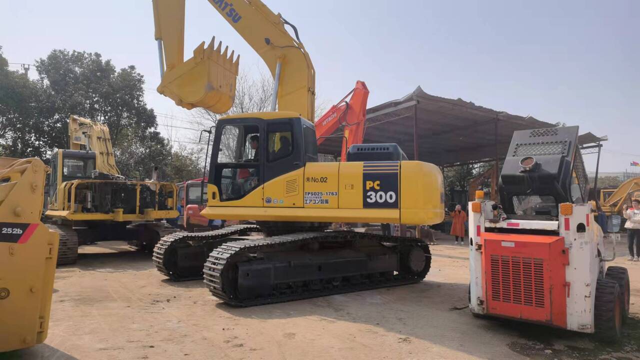 KOMATSU PC300-7 - حفارات زحافة: صور 1 KOMATSU PC300-7 - حفارات زحافة: صور 1