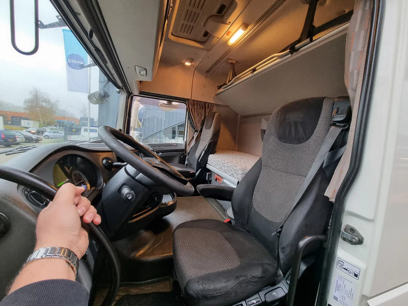 Interior photo 3: شاحنة جرار DAF XF 106.440 EURO 6/ Intarder/ Webasto/ ADR / Klima
