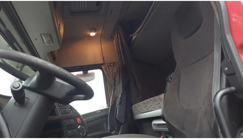 Interior photo 1: شاحنة جرار DAF XF 410 HOLLAND TRUCK KIPPER HYDRAULIC AND BLOWER
