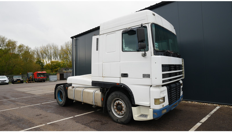 DAF XF 95.380 SC MANUAL GEARBOX EURO 3 - شاحنة جرار: صور 4 DAF XF 95.380 SC MANUAL GEARBOX EURO 3 - شاحنة جرار: صور 4