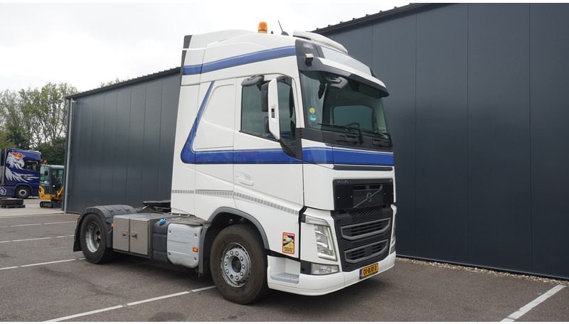 Volvo FH 420 ADR EURO 6 GLOBETROTTER - شاحنة جرار: صور 4 Volvo FH 420 ADR EURO 6 GLOBETROTTER - شاحنة جرار: صور 4