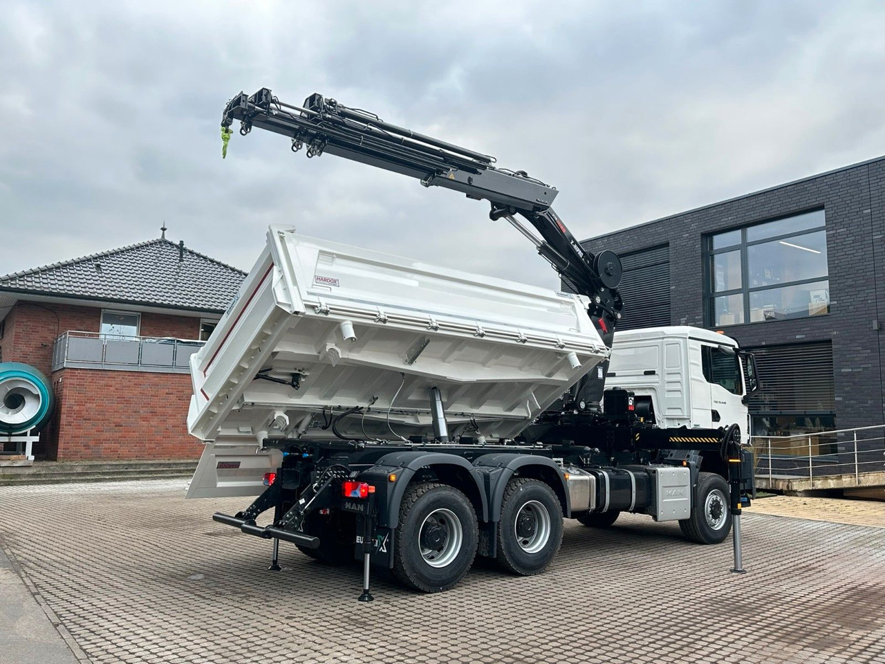 MAN TGS 33.440 6x6 /3-Seiten- Kipper / Kran HIAB 302 إيجار MAN TGS 33.440 6x6 /3-Seiten- Kipper / Kran HIAB 302: صور 18