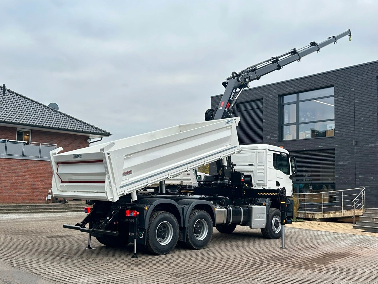 MAN TGS 33.440 6x6 /3-Seiten- Kipper / Kran HIAB 302 إيجار MAN TGS 33.440 6x6 /3-Seiten- Kipper / Kran HIAB 302: صور 15