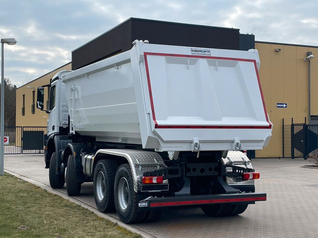 Mercedes-Benz 4142 8X4 Mulden- Kipper - EuromixMTP - قلابات: صور 5 Mercedes-Benz 4142 8X4 Mulden- Kipper - EuromixMTP - قلابات: صور 5