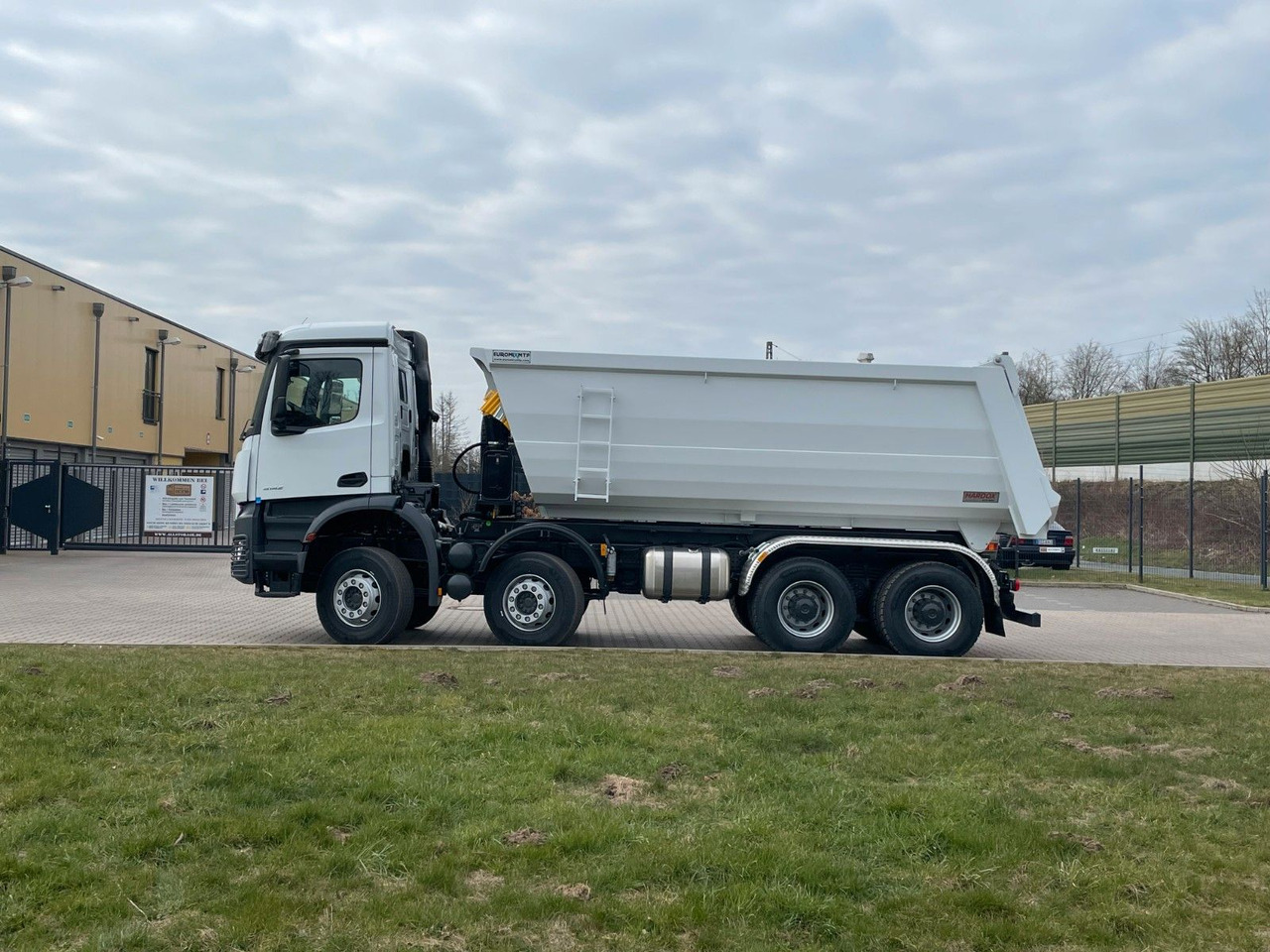 Mercedes-Benz 4142 8X4 Mulden- Kipper - EuromixMTP - قلابات: صور 3 Mercedes-Benz 4142 8X4 Mulden- Kipper - EuromixMTP - قلابات: صور 3