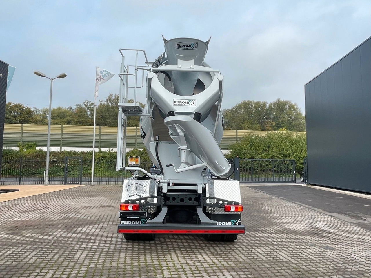 Mercedes-Benz AROCS 5 4142 B 8X4 Euro 3 EuromixMTP EM 10 - شاحنة خلاطة خرسانة: صور 4 Mercedes-Benz AROCS 5 4142 B 8X4 Euro 3 EuromixMTP EM 10 - شاحنة خلاطة خرسانة: صور 4