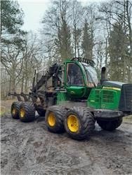John Deere 1110 E - شاحنات نقل الأخشاب في الغابات: صور 1 John Deere 1110 E - شاحنات نقل الأخشاب في الغابات: صور 1