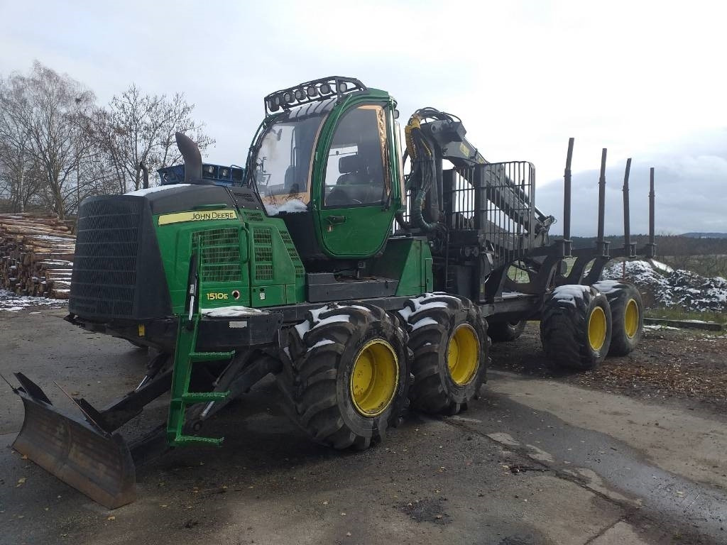 John Deere 1510 E - شاحنات نقل الأخشاب في الغابات: صور 1 John Deere 1510 E - شاحنات نقل الأخشاب في الغابات: صور 1