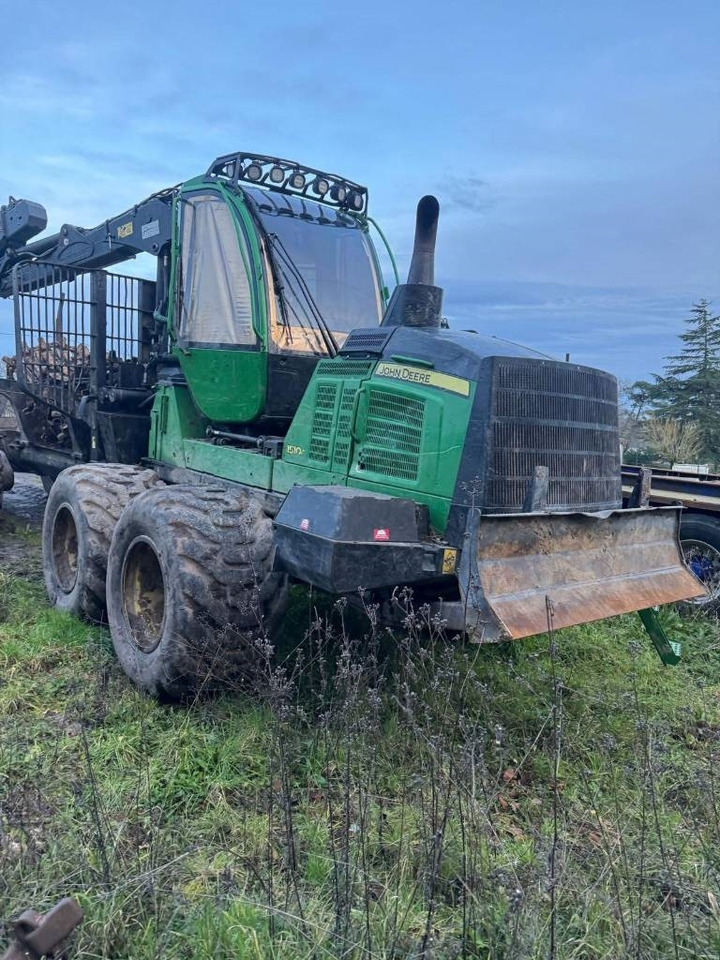 John Deere 1510G - شاحنات نقل الأخشاب في الغابات: صور 1 John Deere 1510G - شاحنات نقل الأخشاب في الغابات: صور 1