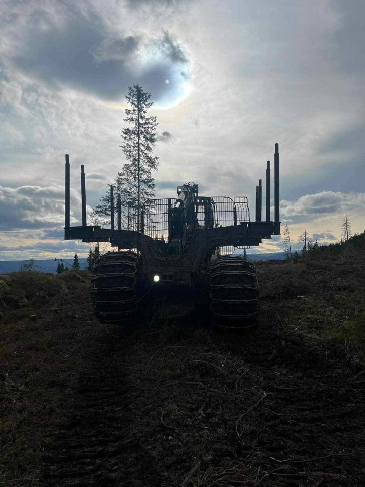 شاحنات نقل الأخشاب في الغابات John Deere 1910G: صور 6