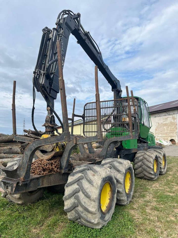 John Deere 810 E - شاحنات نقل الأخشاب في الغابات: صور 1 John Deere 810 E - شاحنات نقل الأخشاب في الغابات: صور 1