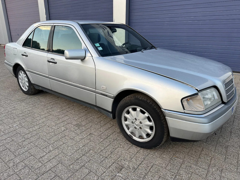 Mercedes-Benz C-Klasse **C180-PETROL-AC** - سيدان: صور 3 Mercedes-Benz C-Klasse **C180-PETROL-AC** - سيدان: صور 3