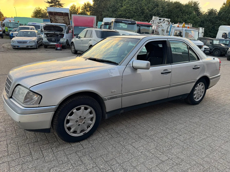 Mercedes-Benz C-Klasse **C180-PETROL-AC** - سيدان: صور 1 Mercedes-Benz C-Klasse **C180-PETROL-AC** - سيدان: صور 1