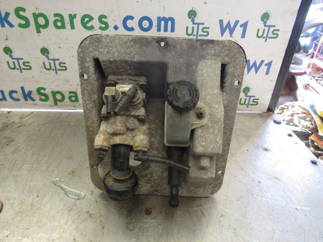 MERCEDES ATEGO 815 CLUTCH / BRAKE PEDAL CLUSTER - أجزاء الفرامل - شاحنة: صور 1 MERCEDES ATEGO 815 CLUTCH / BRAKE PEDAL CLUSTER - أجزاء الفرامل - شاحنة: صور 1
