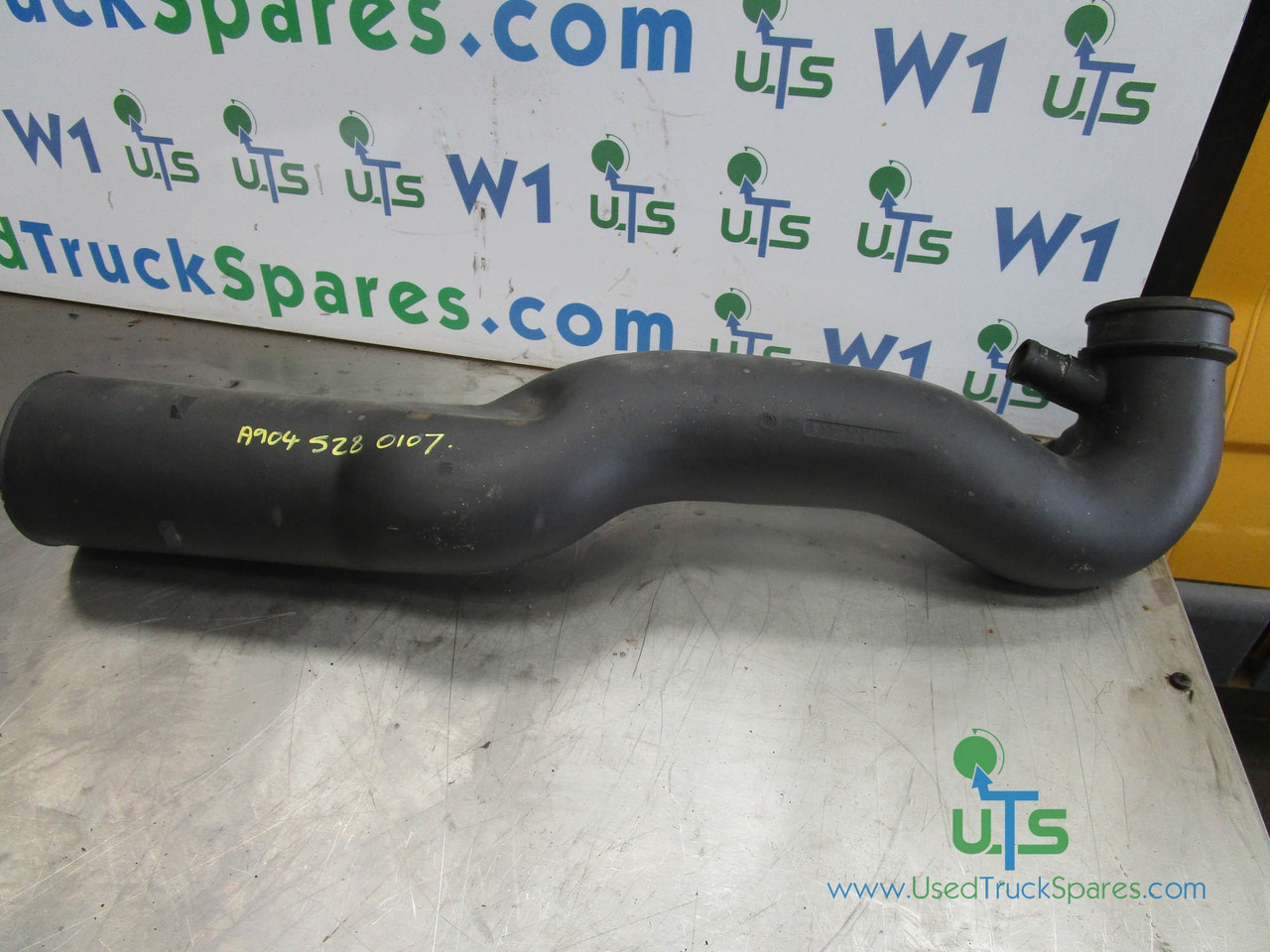 MERCEDES AXOR 2633 AIR FILLER INTAKE PIPE P/NO A9045280107 - المحرك و قطع الغيار - شاحنة: صور 1 MERCEDES AXOR 2633 AIR FILLER INTAKE PIPE P/NO A9045280107 - المحرك و قطع الغيار - شاحنة: صور 1