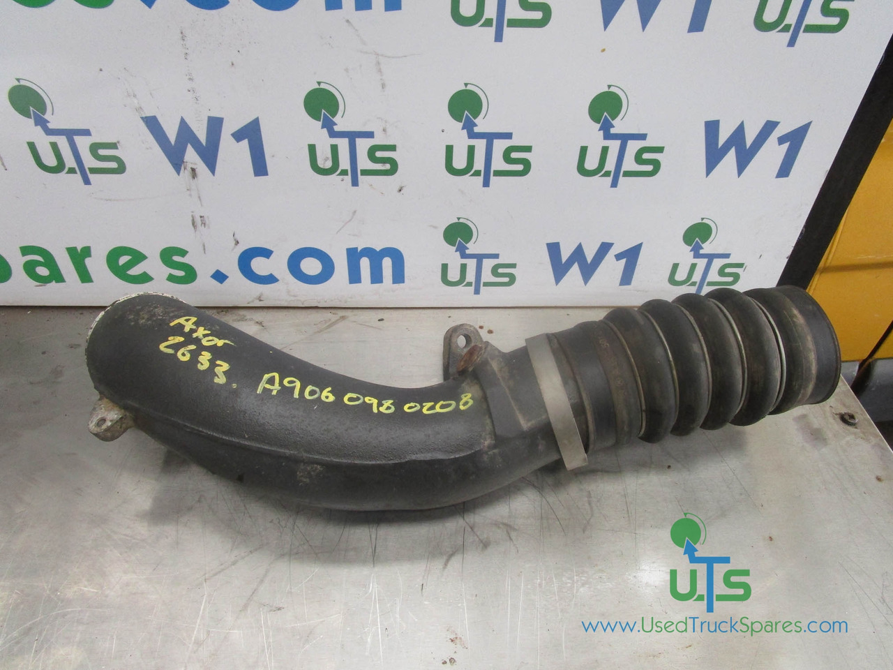 MERCEDES AXOR 2633 (OM926) INTERCOOLER PIPE P/NO A9060980208 - المحرك و قطع الغيار - شاحنة: صور 1 MERCEDES AXOR 2633 (OM926) INTERCOOLER PIPE P/NO A9060980208 - المحرك و قطع الغيار - شاحنة: صور 1