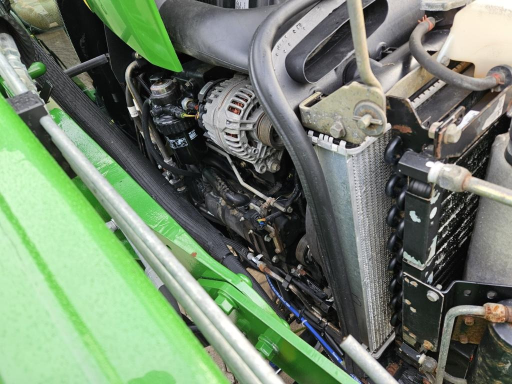 John Deere 4720 - جرارات البلدية: صور 3 John Deere 4720 - جرارات البلدية: صور 3