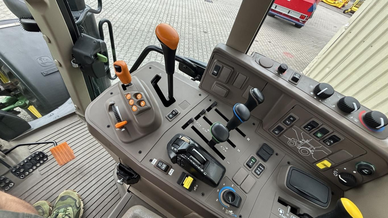 John Deere 6120M 4298L - جرارات البلدية: صور 5 John Deere 6120M 4298L - جرارات البلدية: صور 5