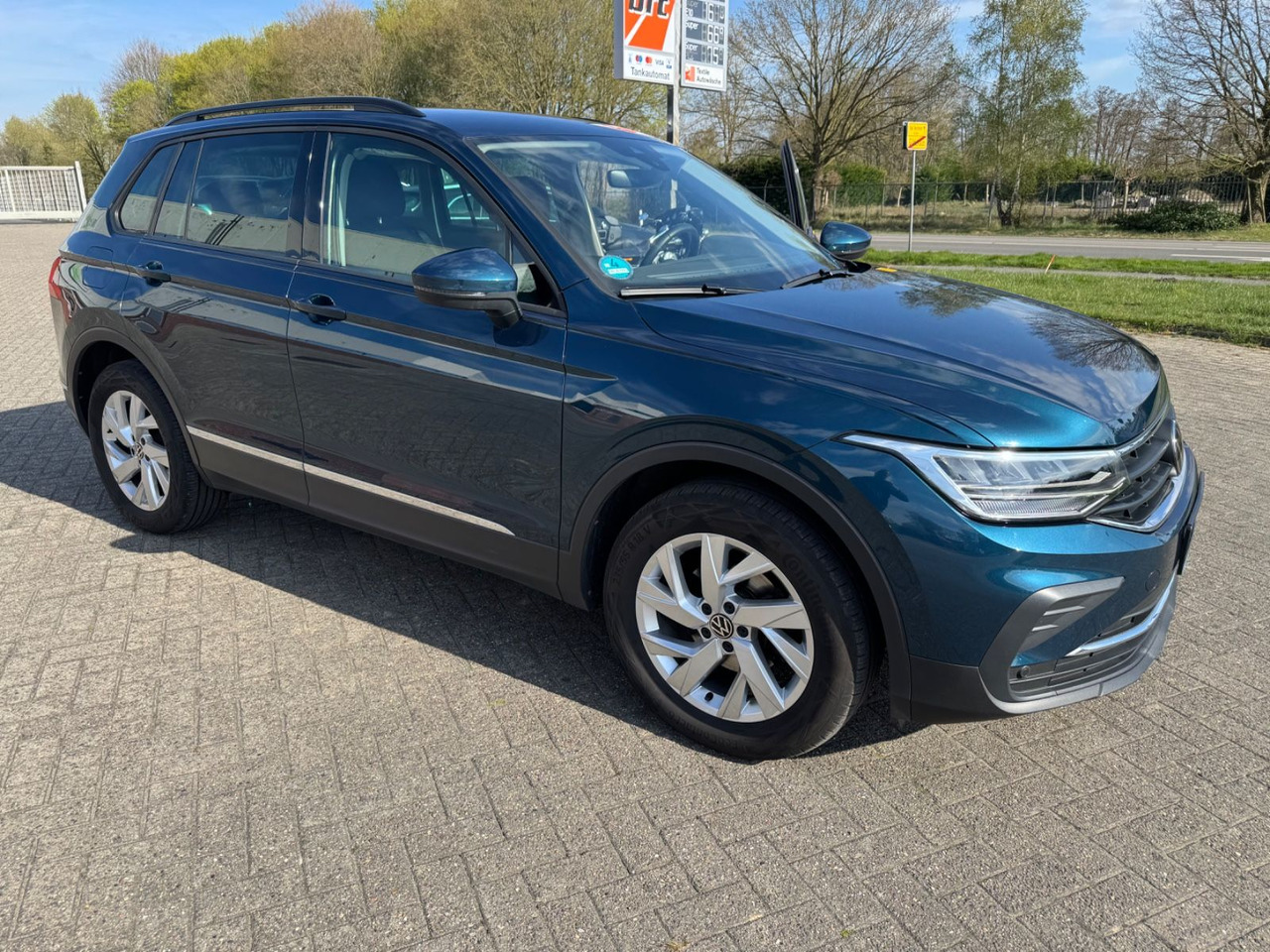 Volkswagen Tiguan Life 4Motion 2.0 TDI 7-Gang AHK - سيارة دفع رباعي: صور 1 Volkswagen Tiguan Life 4Motion 2.0 TDI 7-Gang AHK - سيارة دفع رباعي: صور 1