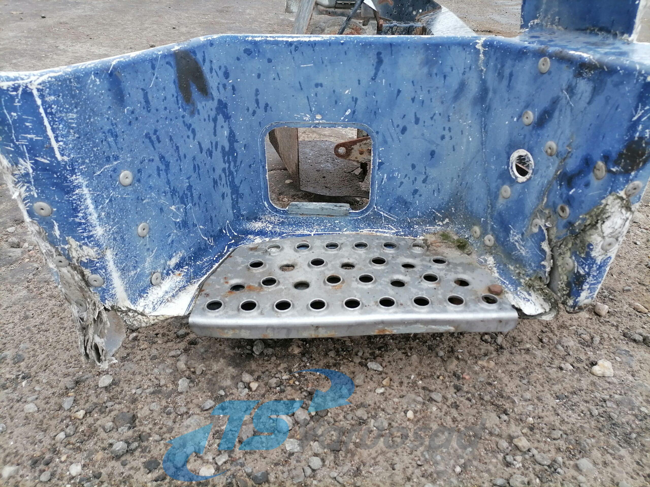 MAN Bumper 81416505009 - كأس مترعة - شاحنة: صور 4 MAN Bumper 81416505009 - كأس مترعة - شاحنة: صور 4
